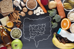 Kreidezeichnung eines Darms umgeben von gesunden Lebensmitteln